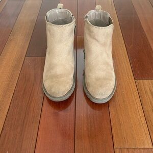 Gap Kids size 11 camel color bootie.